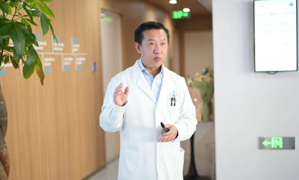 五一假期做近视手术，选全飞秒手术还是半飞秒手术？