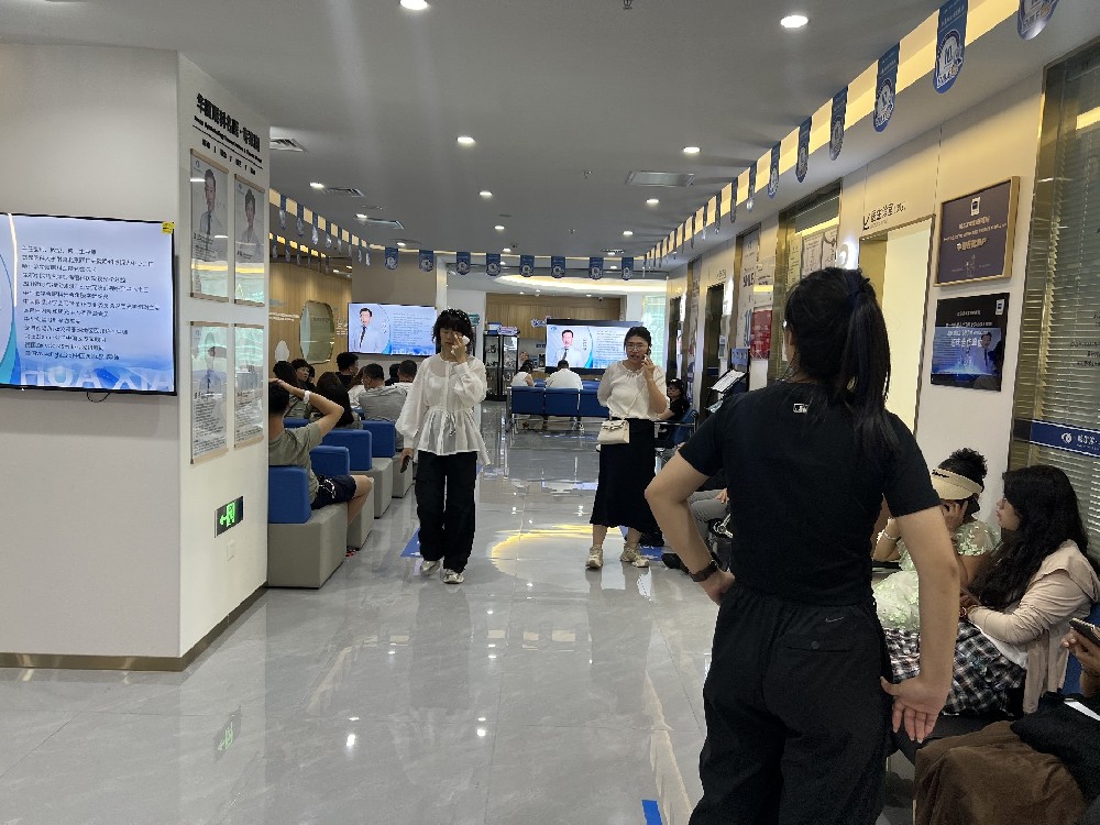 哈尔滨华厦眼科医院提醒你！出现这些症状，别以为是“老花眼”！